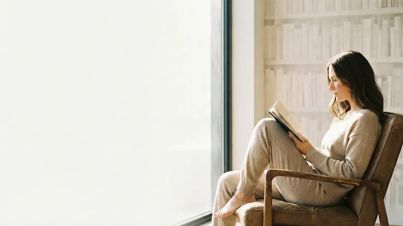 Mujer leyendo junto a ventana